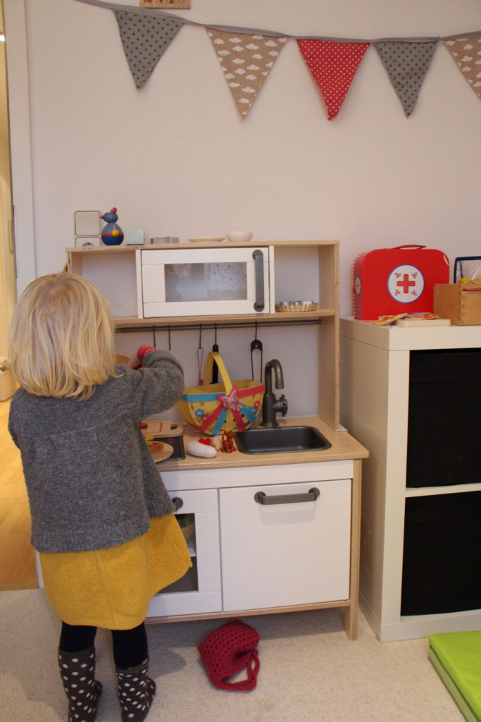 DIY-Wimpelkette über Kinderküche